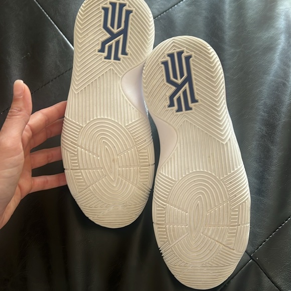 Kyrie 2 boys 5.5 - Picture 5 of 9